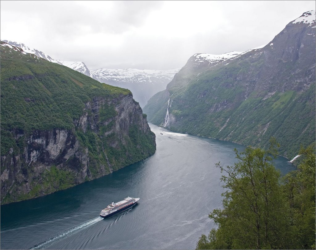 El MS Rottedam navegando en el mes de Mayo por el impresionante Fiordo Geirangerfjord en dirección a Geiranger CRUCEROS MS ROTTERDAM HOLLAND AMERICA NORWEGIAN FJORDS FIORDOS NORUEGOS CRUCEROS GEIRANGER GEIRANGERFJORD HOLLAND AMERICA MS ROTTERDAM CRUCEROS FIORDOS NORUEGOS CRUCEROS CABO NORTE CRUCEROS NORTE DE EUROPA CREUERS NORD EUROPA